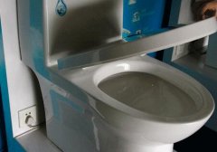<b>新房裝修完住久了 出現(xiàn)馬桶蓋變黃怎么辦？</b>